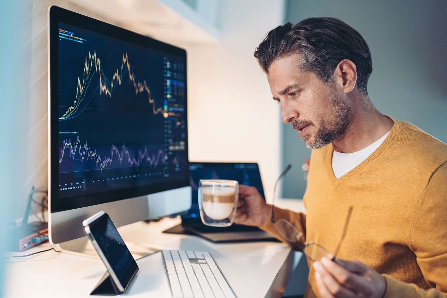 Dashboard view with clear TradingGrader grades and simplified charts for new retail traders.